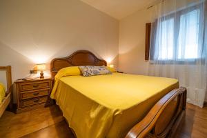 費托伐亞的住宿－Le Isole - Goelba，一间卧室配有一张床、一个梳妆台和一扇窗户。