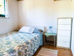 a bedroom with a bed and a dresser and a mirror at Ecobosque in Nadadouro