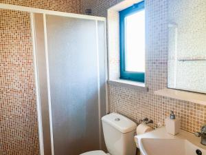 bagno con servizi igienici, lavandino e finestra di Ecobosque a Nadadouro
