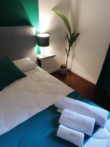 1 dormitorio con 1 cama con 2 toallas en Shine House, en Roma