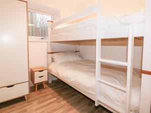 Ένα ή περισσότερα κρεβάτια σε δωμάτιο στο Lily Cottage