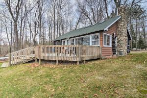 une petite cabine avec une clôture en bois dans un champ dans l'établissement Pickerel Lake Retreat with Grill, 15 Mi to Ski!, à Petoskey