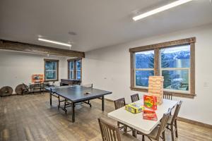 Stolní tenis v ubytování Cle Elum Lake Bunkhouse with Shared Hot Tub and Views! nebo okolí