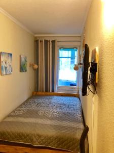 a bedroom with a bed with a television and a window at Ferienwohnung 258 Haus Schleswig in Kalifornien