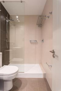 Ванная комната в Luxury Retreat w/ 2BR, Wifi, Pool, Gym
