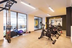 een fitnessruimte met fietsen en fitnessapparatuur in een gebouw bij Luxury Retreat w/ 2BR, Wifi, Pool, Gym in Santiago