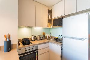 Cuisine ou kitchenette dans l'établissement Luxury Retreat w/ 2BR, Wifi, Pool, Gym