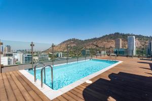 een zwembad op het dak van een gebouw bij Luxury Retreat w/ 2BR, Wifi, Pool, Gym in Santiago
