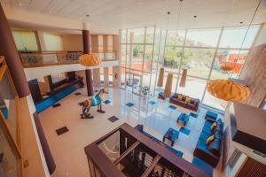 Una vista aérea de una piscina en un edificio. en Complejo Los Paraísos, en Potrero de los Funes