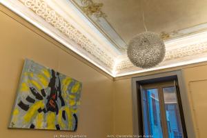 una habitación con una pintura y un techo en 360Me Palace, en Messina