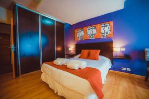 波特雷罗德洛斯弗内斯Complejo Los Paraísos的卧室里有一张床，床上放着两条毛巾。