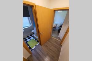 Zimmer mit einem Flur mit Tür und einem Zimmer mit Schlafzimmer in der Unterkunft Gemütliches Apartment neben der Burg in Kröllwitz