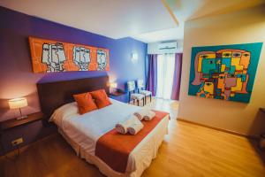 Un dormitorio con una cama con dos toallas encima. en Complejo Los Paraísos, en Potrero de los Funes 44 fotos más