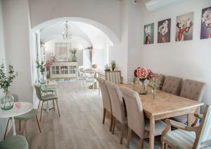 a dining room with a table and chairs at Casa Rural El Medievo- SOLO ADULTOS in Trujillo