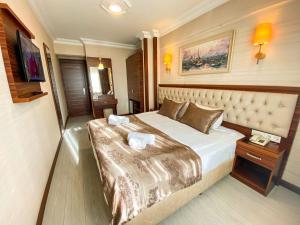 Postel nebo postele na pokoji v ubytování Mekke Hotel Istanbul