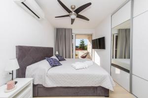 Кровать или кровати в номере Apartments Kralj 2