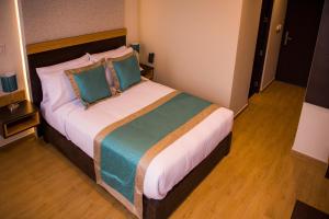 Cama ou camas em um quarto em Hotel Diamond Lima