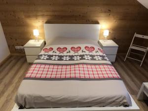 ein Schlafzimmer mit einem großen Bett mit zwei Nachttischen in der Unterkunft Chez Léa et Lolo - L'Alpina in Gérardmer