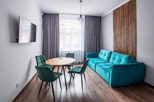 利維夫的住宿－Romari ВІП апартаменти Оперний театр，客厅配有蓝色的沙发和桌子