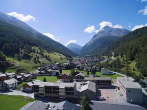 z góry widok na wioskę w górach w obiekcie Apartment Alpenblick w mieście Saas-Grund