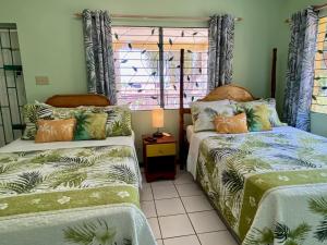 En eller flere senge i et værelse på The Blue Orchid B&B