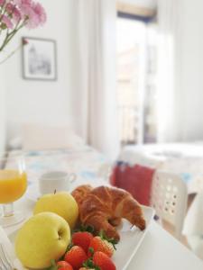 una bandeja de fruta y cruasanes en una mesa en Hostal Alicante, en Madrid