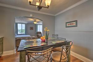 2 Mi to Ark Encounter Updated Williamstown Apt!的休息区