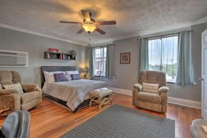 2 Mi to Ark Encounter Updated Williamstown Apt!客房内的一张或多张床位