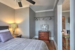 2 Mi to Ark Encounter Updated Williamstown Apt!客房内的一张或多张床位