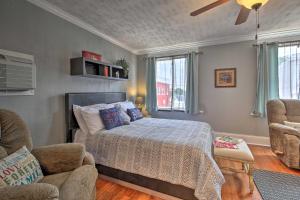 2 Mi to Ark Encounter Updated Williamstown Apt!客房内的一张或多张床位
