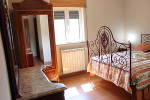 Uma cama ou camas num quarto em Casa do Passarinho