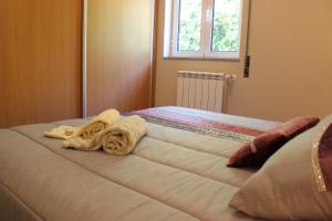 Uma cama ou camas num quarto em Casa do Passarinho