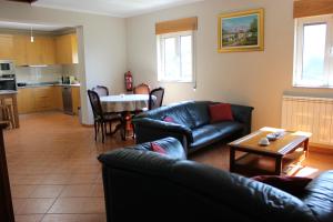 uma sala de estar com um sofá e uma mesa em Casa do Passarinho em Resende
