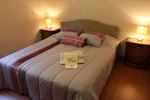 um quarto com uma cama grande e uma placa em Casa do Passarinho em Resende mais 23 fotografias