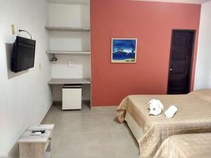 Habitación con 2 camas y TV de pantalla plana. en POUSADA BORE KOKO, en Porto de Galinhas