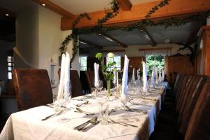 Um restaurante ou outro lugar para comer em Scheffer's Hotel