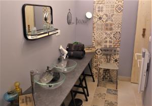 a bathroom with two sinks and a mirror at Le Bouquiniste, centre historique, fibre, ESS, rez-de-chaussée, BedinShop in Romans-sur-Isère +37 photos