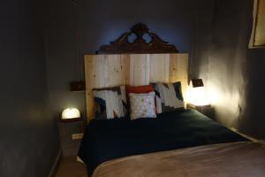 - une chambre avec un grand lit et une tête de lit en bois dans l'établissement Le Bouquiniste, atypique, cosy, fibre, BedinShop, à Romans-sur-Isère