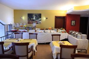ein Restaurant mit Tischen mit gelben und weißen Tischdecken in der Unterkunft Midtown Hotel & Suites in Beirut
