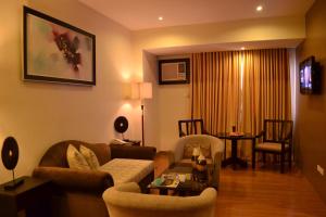 TV i/ili multimedijalni sistem u objektu The Pinnacle Hotel and Suites