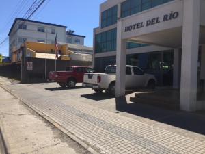 een vrachtwagen geparkeerd voor een gebouw bij Hotel Del Rio in Constitución