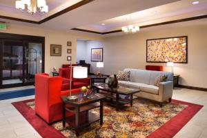 Holiday Inn Express & Suites Pittsburg, an IHG Hotel tesisinde bir oturma alanı