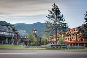 une ville avec une tour d'horloge au milieu d'une rue dans l'établissement Tahoe Treetop Escape, à Stateline