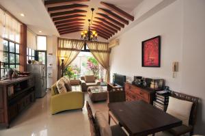 a living room with a table and a kitchen at 花蓮觀月民宿-近車站-寵物友善-含車位可包棟6-14位 可烤肉-可麻將 in Hualien City