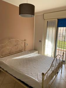 un letto in una camera da letto con una grande finestra di Mare e Relax a San Salvo