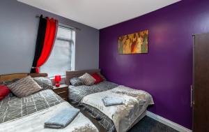 En eller flere senge i et værelse på Stockton Town Centre Spacious Apartment free parking and wifi