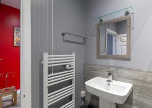 W łazience znajduje się umywalka i lustro. w obiekcie Stockton Town Centre Spacious Apartment free parking and wifi w mieście Stockton-on-Tees