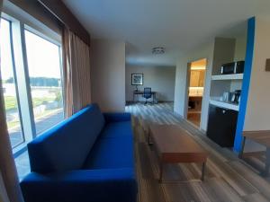 Kuchyň nebo kuchyňský kout v ubytování Holiday Inn Express Trincity by IHG