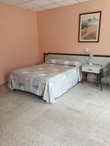 Cama en habitación con mesa y cama sidx sidx sidx sidx en Hotel Playa Azul en Catemaco