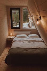 Un pat sau paturi într-o cameră la Cabana Tinovo